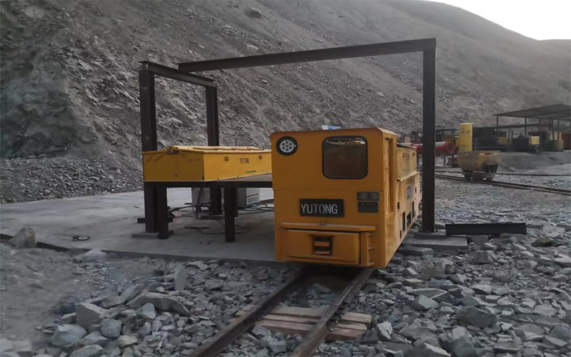 Customized 8-ton narrow-gauge battery electric locomotive runs smoothly in