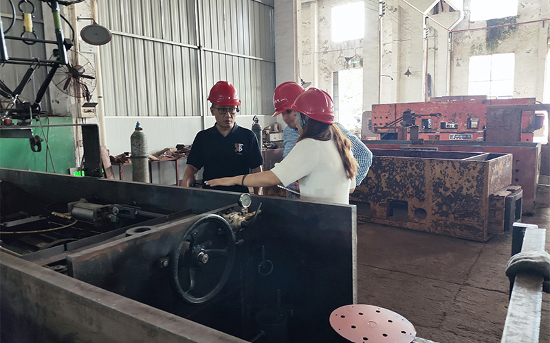 Overseas client visit locomotive manufacture 2.jpg