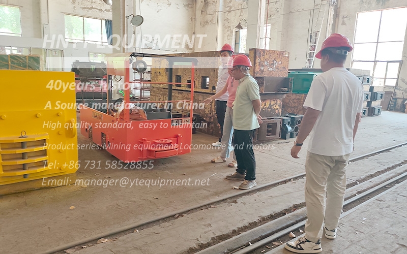 Clients visit the Xiangtan locomotive factory 2.jpg