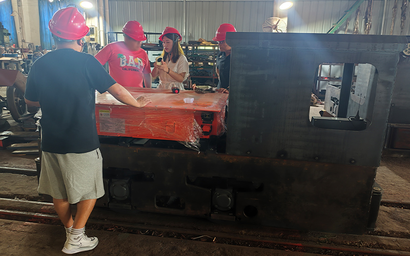 overseas clients visit Xiangtan locomotive factory 2.jpg