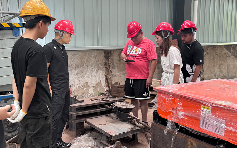 overseas clients visit Xiangtan locomotive factory 3.jpg