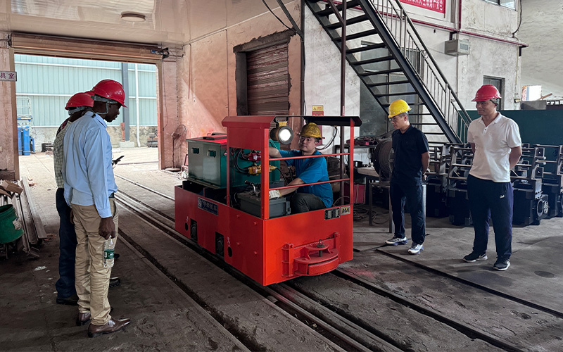overseas clients visit the locomotive factory 2.jpg