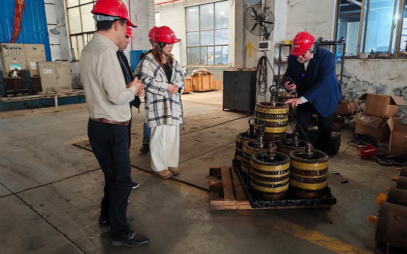 overseas clients visit locomotive factory 3.jpg