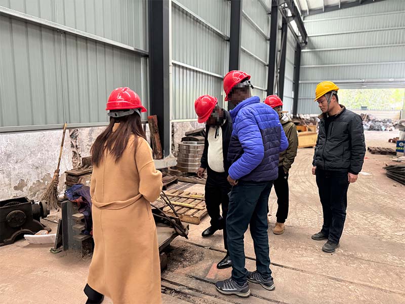 Africa customer visit the locomotive factory 3.jpg