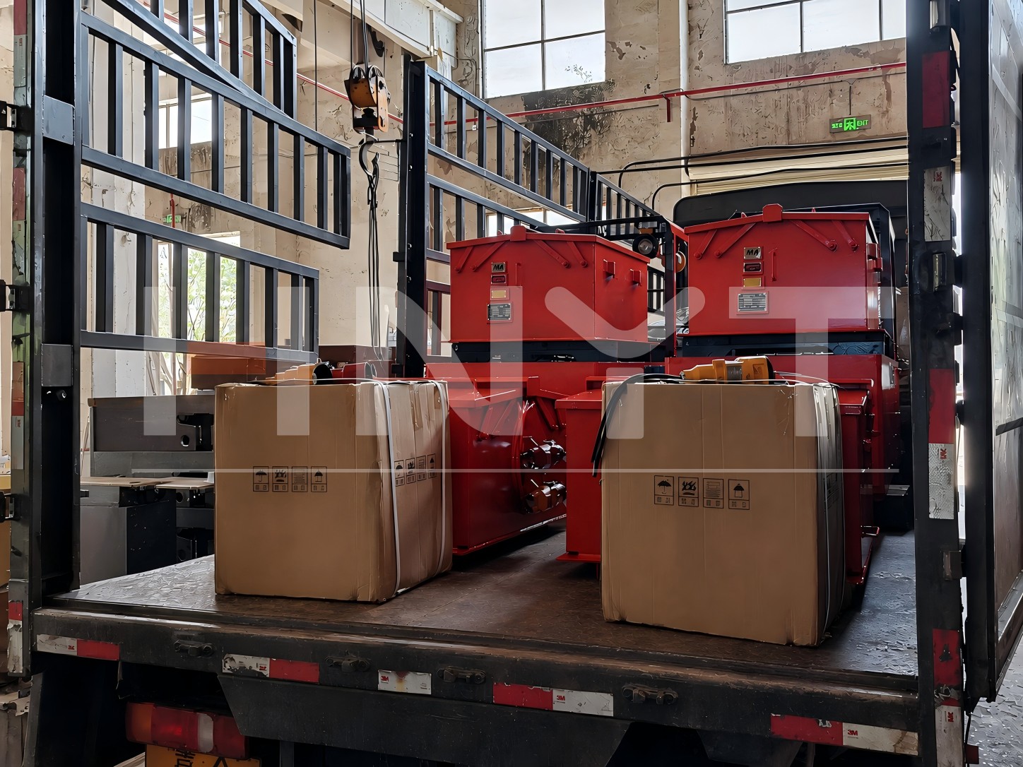 Explosion-proof 2.5-ton battery locomotive loaded onto a truck.jpg