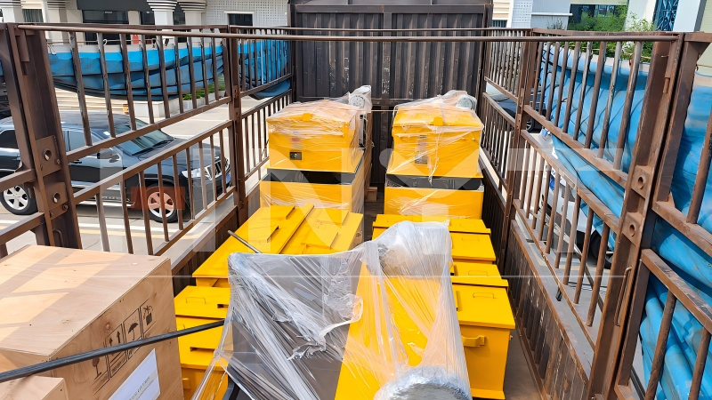 Two 2.5 Ton Mining Electric Locomotives and One 5 Ton Unit Shipped to a South American Gold Mine(图3) Wrapped locomotives and accompanying packages loaded together for overseas shipment.png