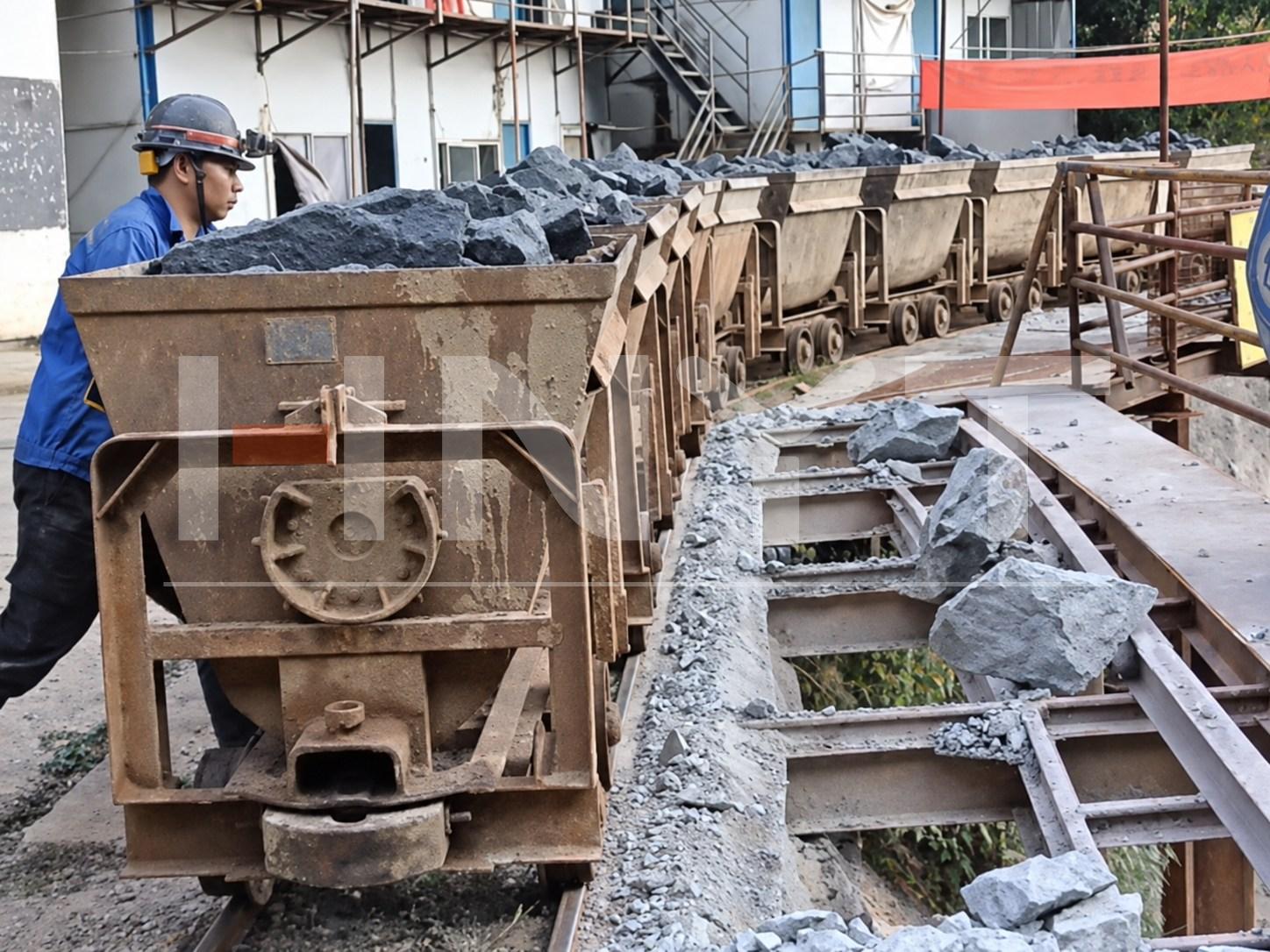 loaded-mine-wagons-unloading-point.jpg loaded-mine-wagons-unloading-point.jpg