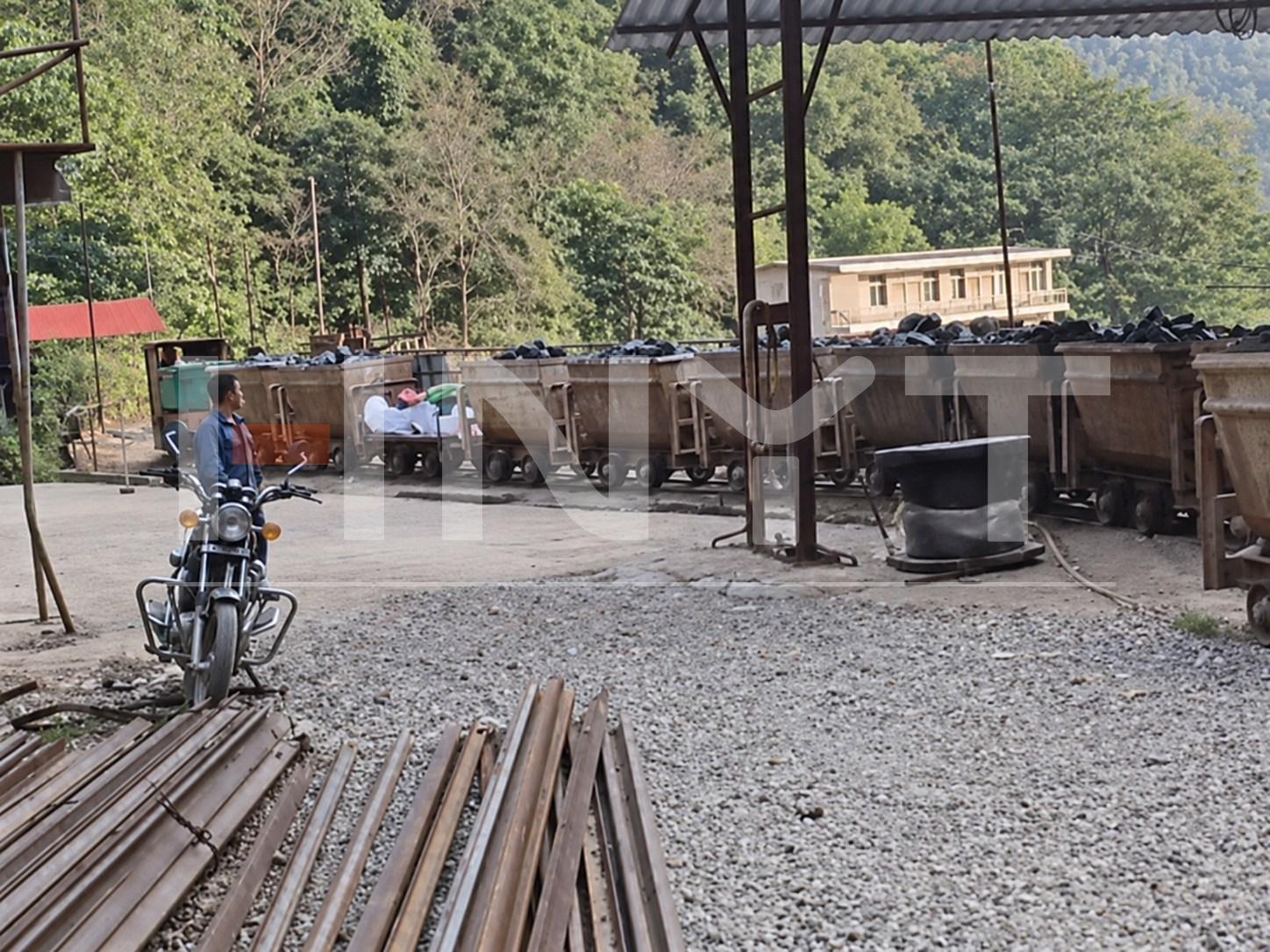5 Ton Battery Mining Locomotive Hauls 12 Loaded Wagons to the Unloading Point(图3) battery-locomotive-wagon-train-surface-yard.jpg