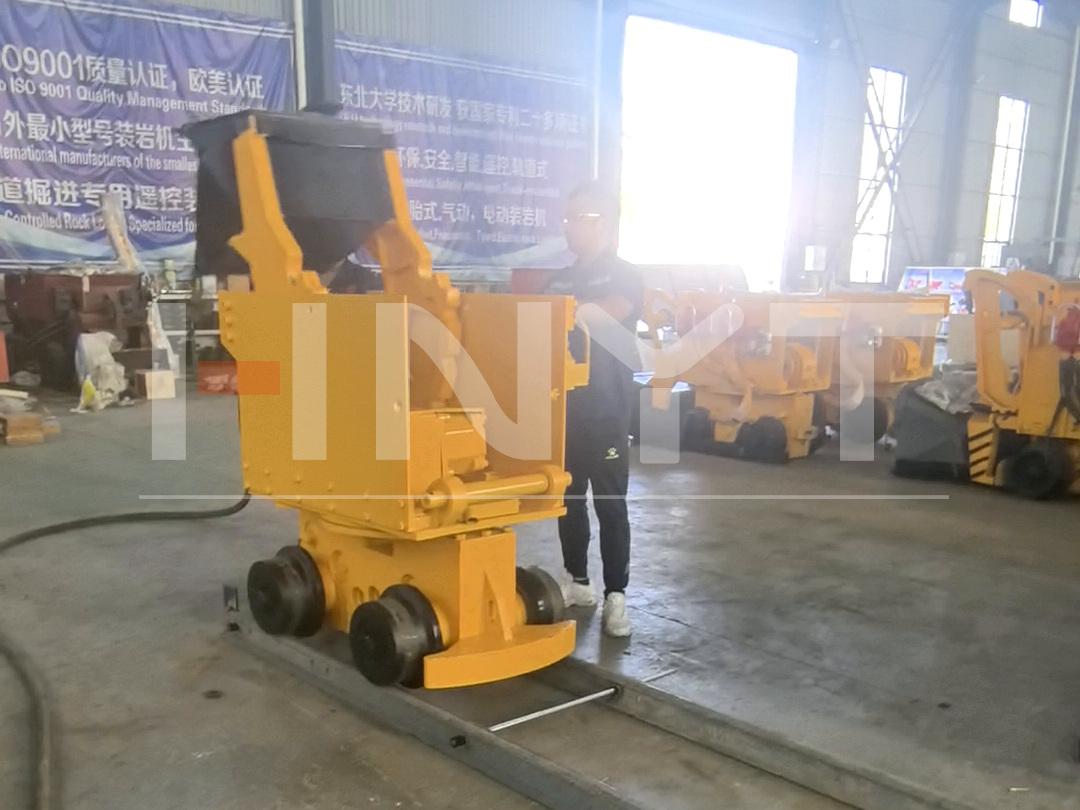 zq13-air-loader-factory-test-raised-bucket.jpg zq13-air-loader-factory-test-raised-bucket.jpg
